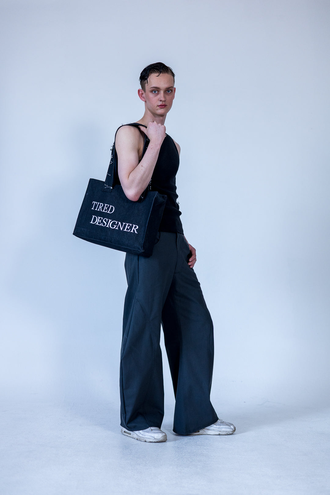 0033// TIRED DESIGNER TASCHE