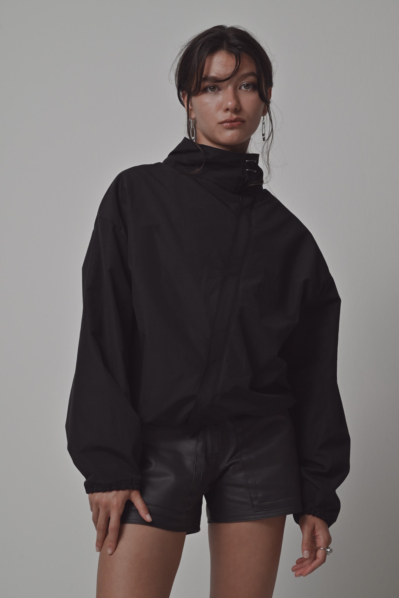 schwarze Jacke von Labay PN, Ansicht  von vorne und geschlossen mit schrägen Reißverschluss