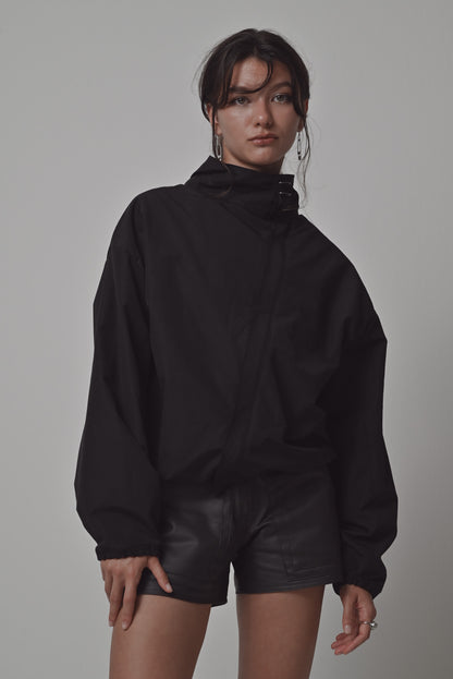 schwarze Jacke von Labay PN, Ansicht  von vorne und geschlossen mit schrägen Reißverschluss