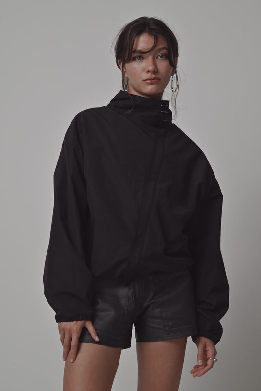 schwarze Jacke von Labay PN, Ansicht  von vorne und geschlossen mit schrägen Reißverschluss