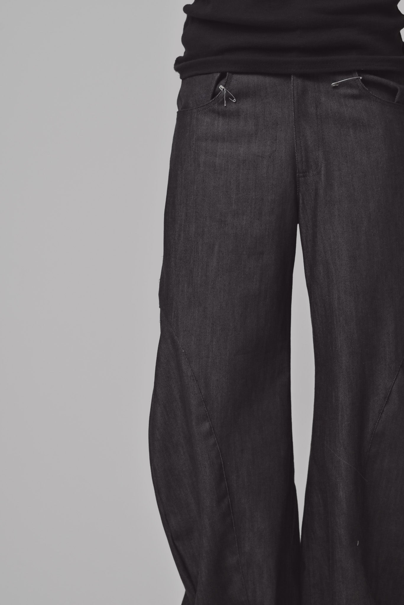 0029// SCHWARZE JEANSHOSE