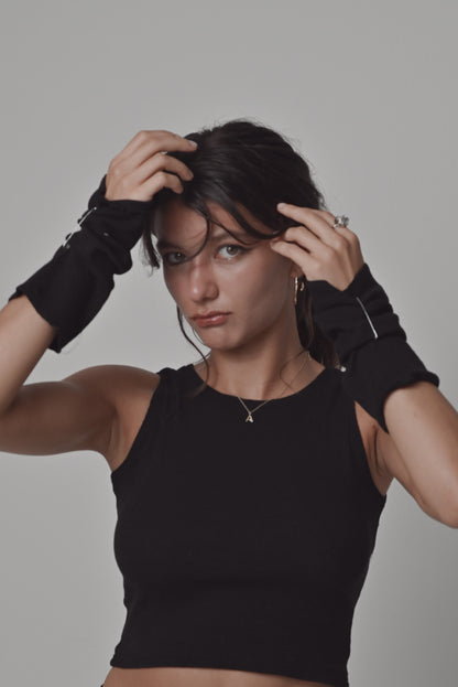 schwarze Handstulpen von LabayPN, mit Sicherheitsnadeln als Details, Ansicht von vorne