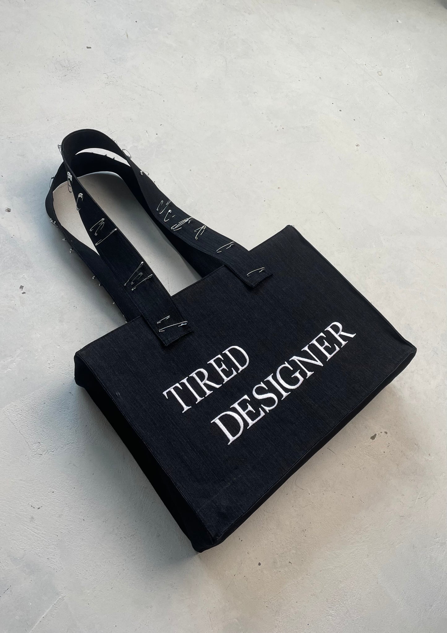 0033// TIRED DESIGNER TASCHE