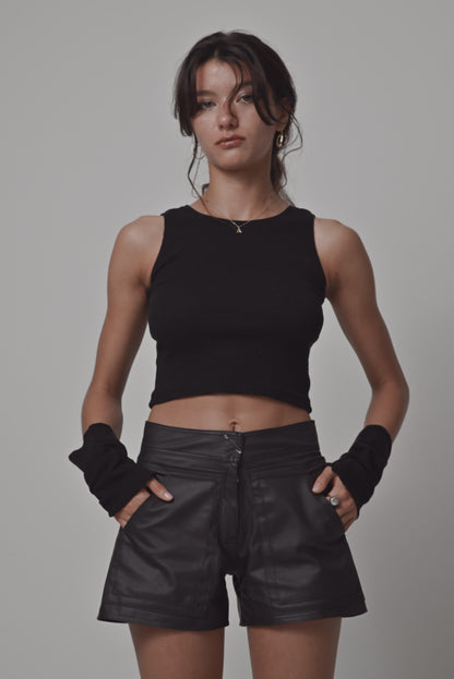 kurze Lederhose, von Labay PN, mit 6 Taschen, Handstulpen, Ansicht von vorne 