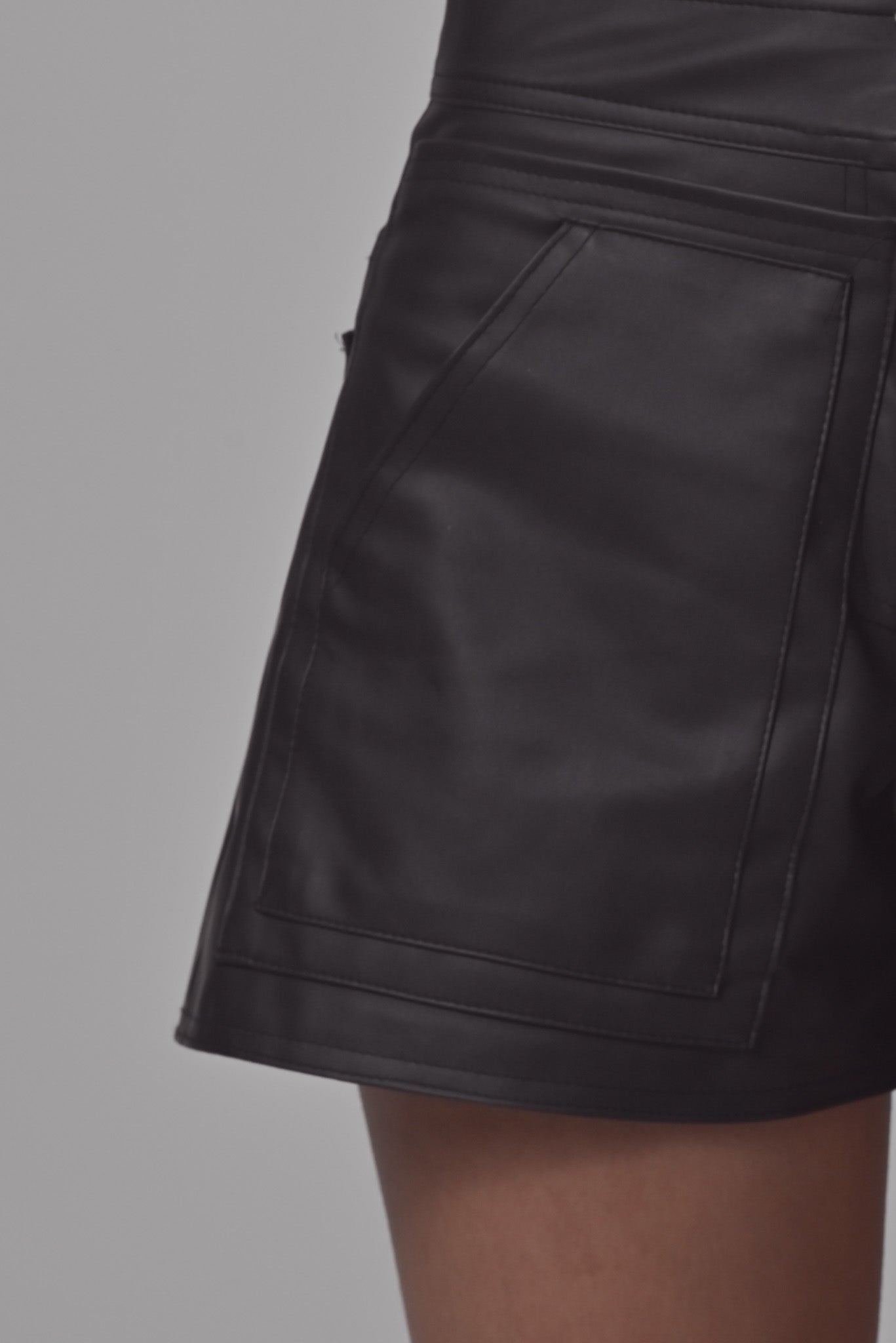 Kurze Lederhose, von LabayPN, mit 6 Taschen, Detail Ansicht der Vordertaschen