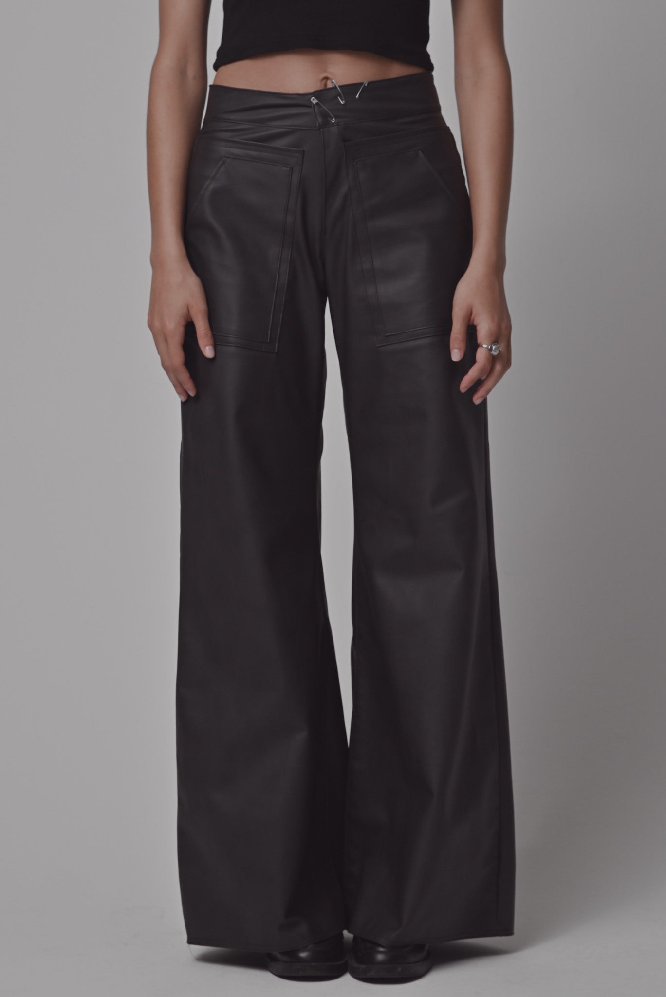 Lange Lederhose von LabayPN, mit 6 Taschen, Ansicht von vorne