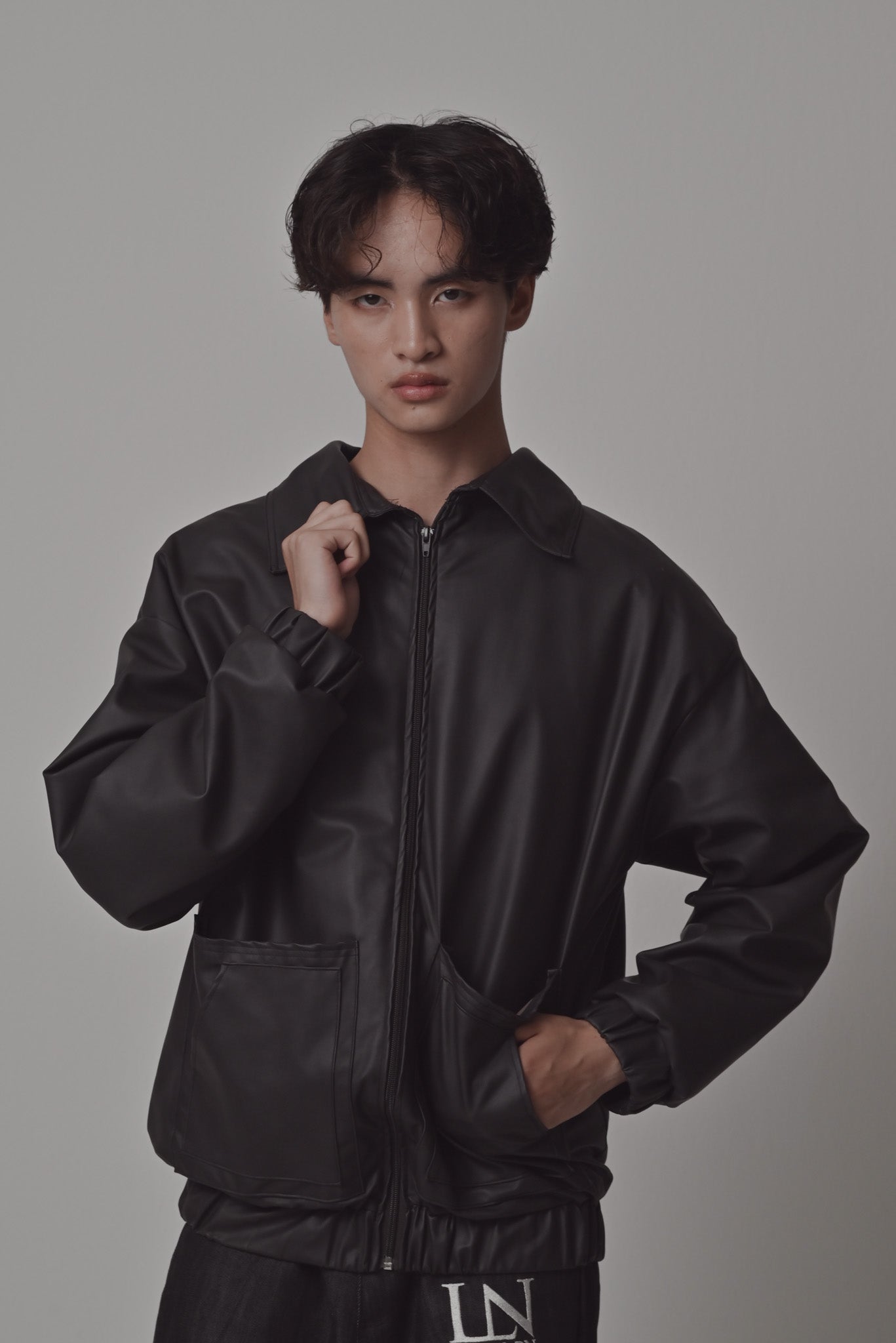 Lederjacke von LabayPN, veganes Lederimitat, Anisicht von vorne, geschlossen