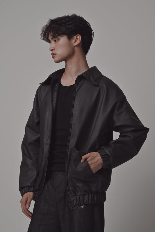 Lederjacke von LabayPN, Veganer Lederimitat, Ansicht von der Seite, offen