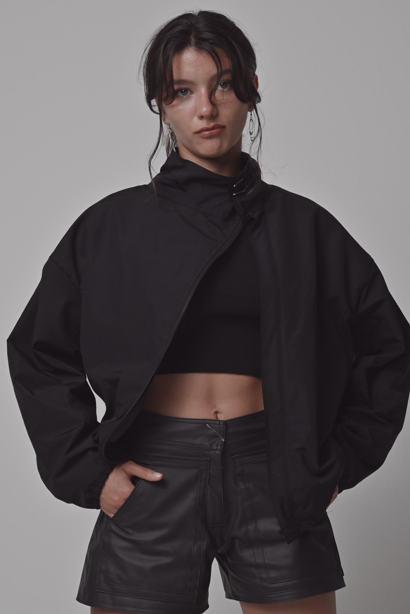 schwarze Jacke von Labay PN, Ansicht von vorne mit geöffneten, schrägen Reißverschluss