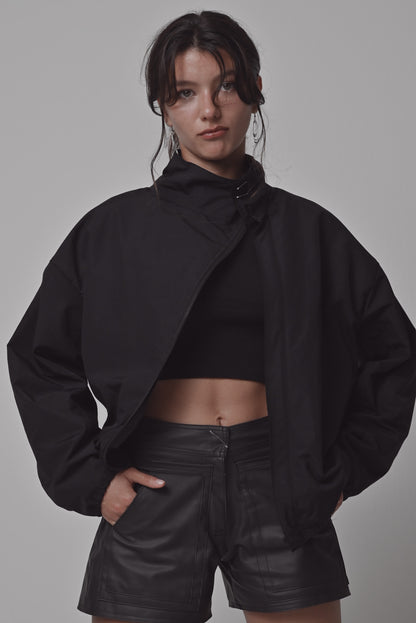 schwarze Jacke von Labay PN, Ansicht von vorne mit geöffneten, schrägen Reißverschluss