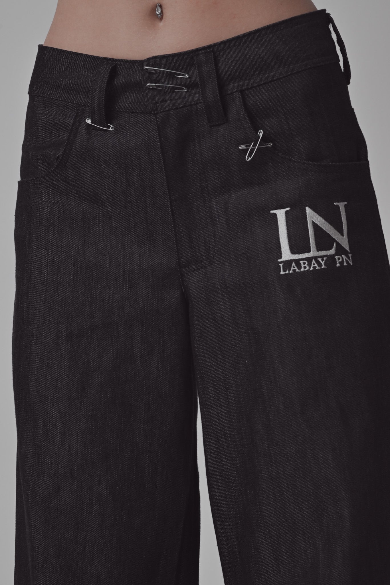 Schwarze Jeans Hose mit Sicherheitsnadeln als Details an den Seiten, von LabayPN, Ansicht von Details