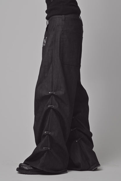 Schwarze Jeans Hose mit Sicherheitsnadeln als Details an den Seiten, von LabayPN, Ansicht von der Seite, Male Model