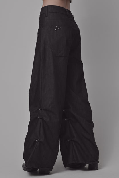 Schwarze Jeans Hose mit Sicherheitsnadeln als Details an den Seiten, von LabayPN, Ansicht von der Seite, Female Model